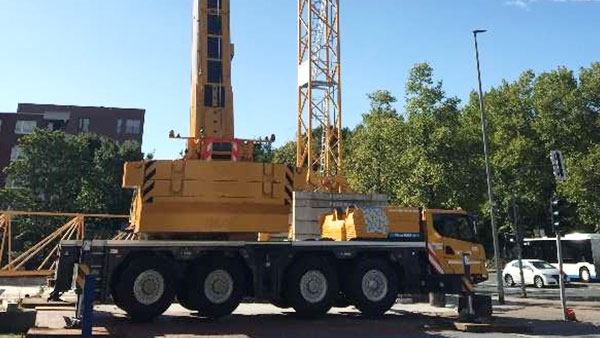 【高端突破】驶进德国鲁尔的DG视讯XCA100E全地面起重机