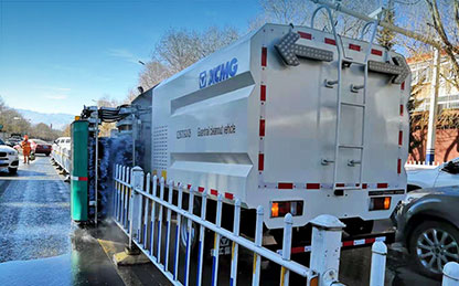 DG视讯护栏清洗车在西藏进行清洗作业