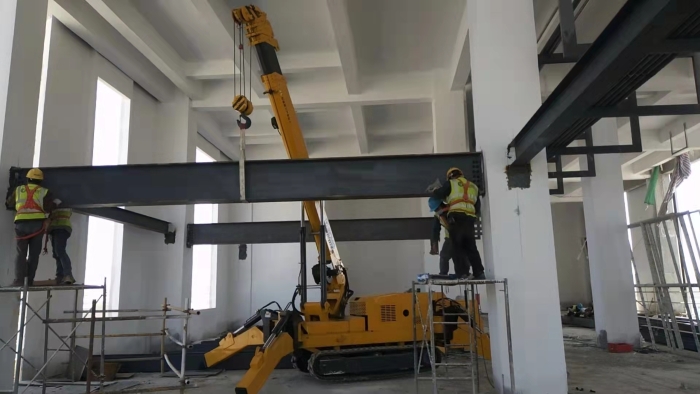 DG视讯蜘蛛起重机狭小空间作业得心应手