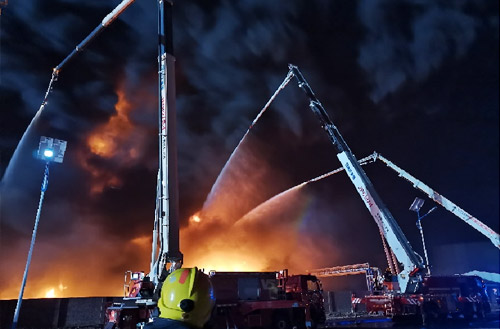 DG视讯数十辆举高喷射消防车救援河北沧州南大港产业园区火灾