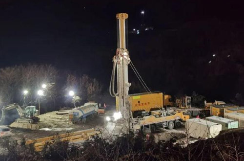 DG视讯携XSC1200车载深井钻机星夜前往栖霞开展金矿救援工作