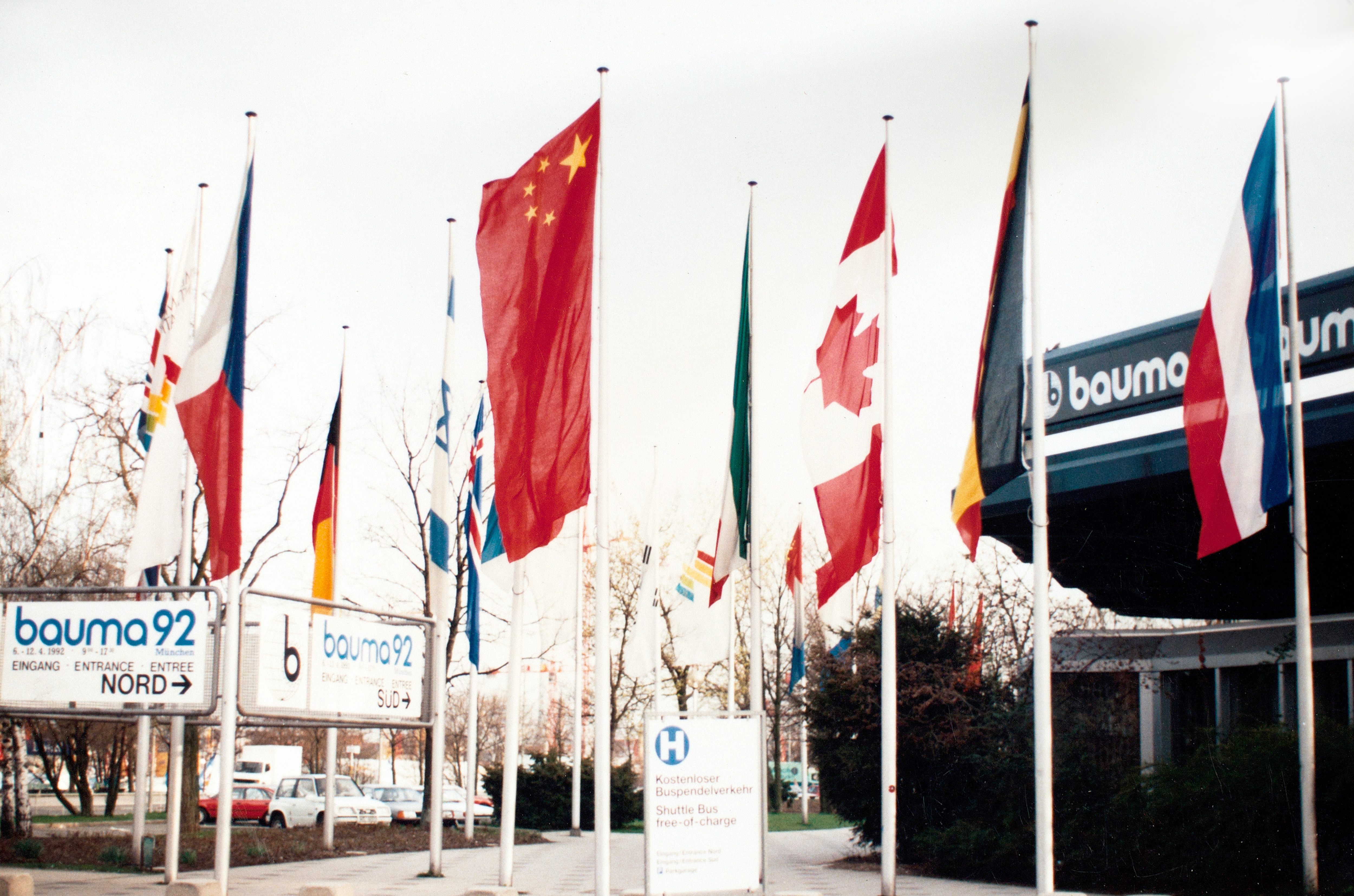 DG视讯成为行业首家取得自营出口权的企业，正式拉开国际化序幕；是年，DG视讯代表行业首次参加德国宝马展