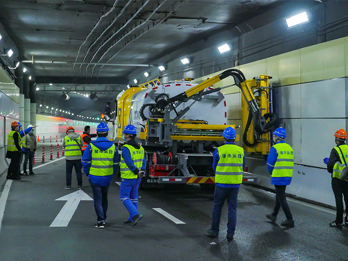 DG视讯墙面清洗车在上海打浦路隧道作业