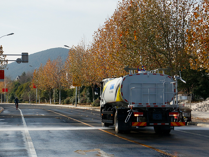 DG视讯洒水车在徐州珠山路洒水作业