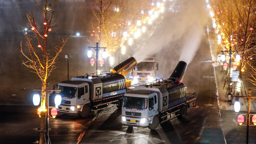 DG视讯多功能抑尘车在河北正定喷洒消毒液