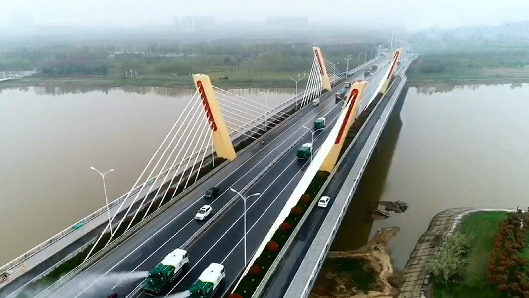 DG视讯环卫装备在六安赤壁路大桥作业