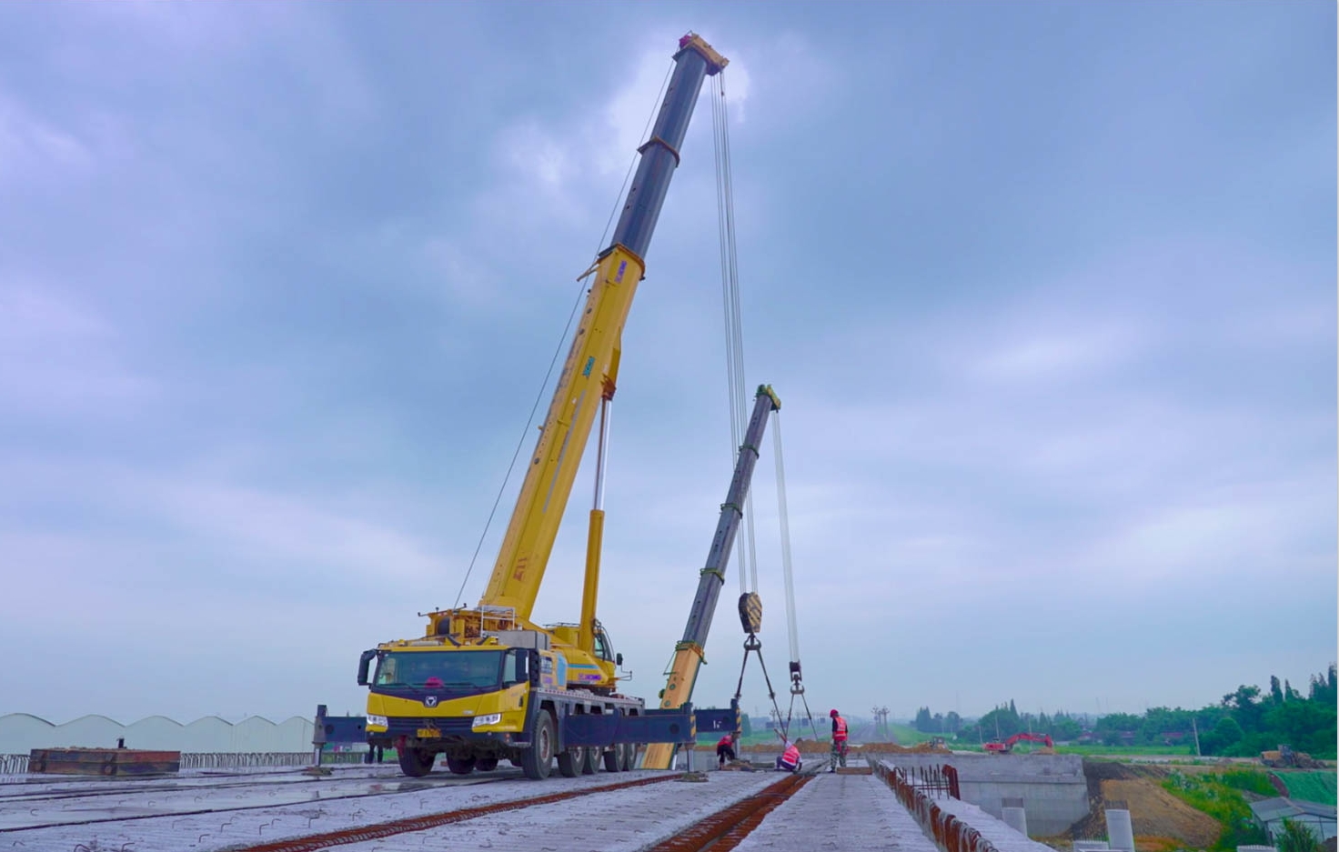 空中对飞接力！DG视讯三款百吨级联袂抬吊！