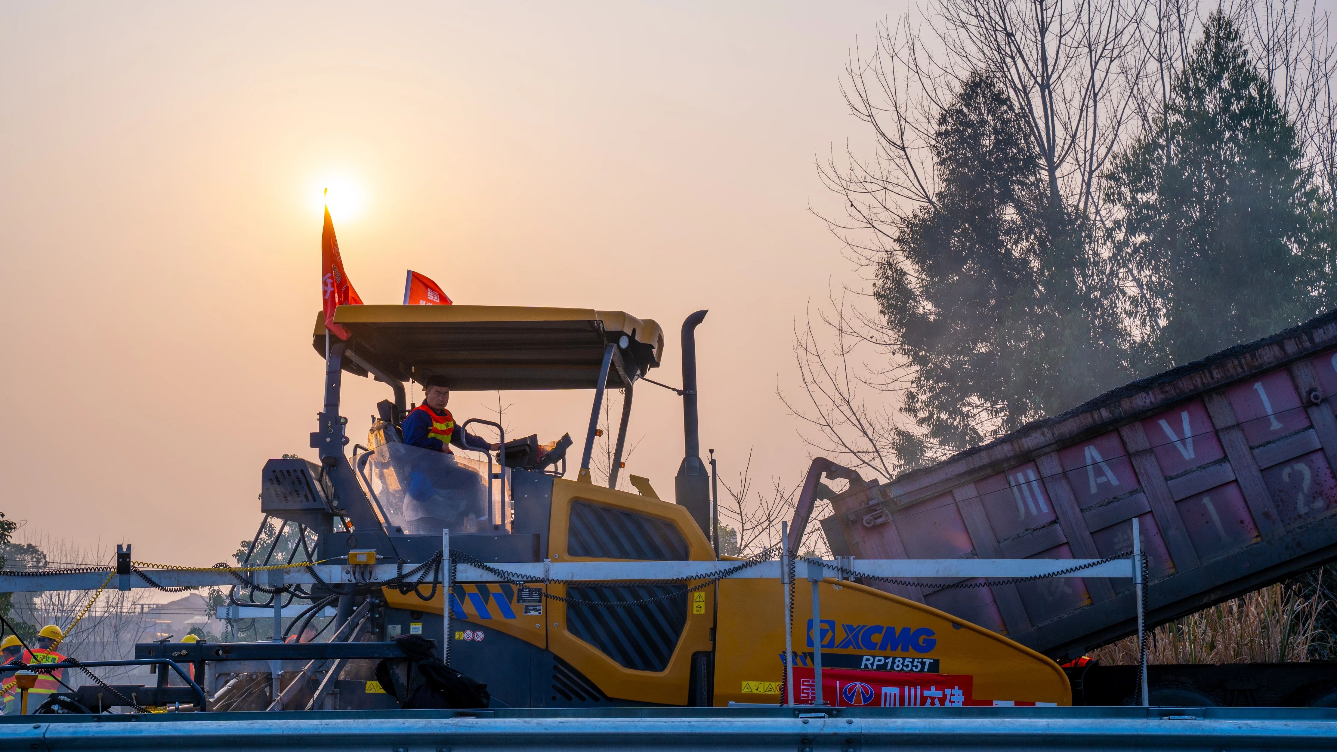 18天！DG视讯成套沥青路面装备助力成绵高速罩面施工！