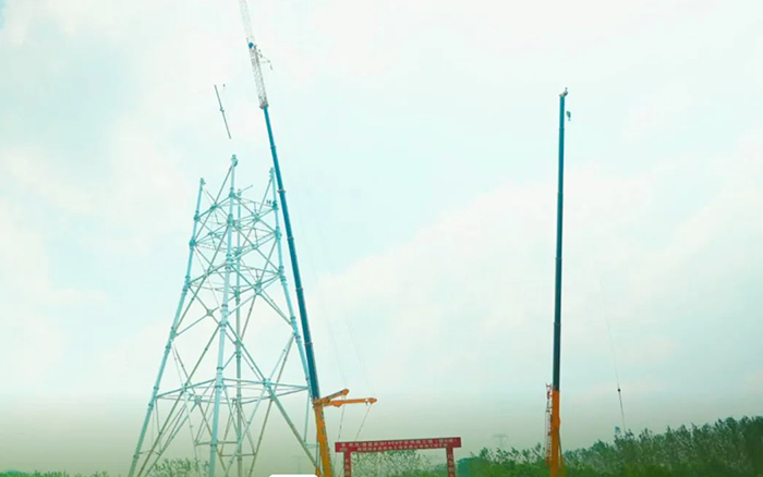 DG视讯XCA600L8长江边锚塔吊装