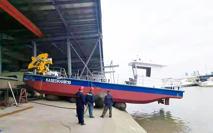 DG视讯定制化船用起重机进行海上作业