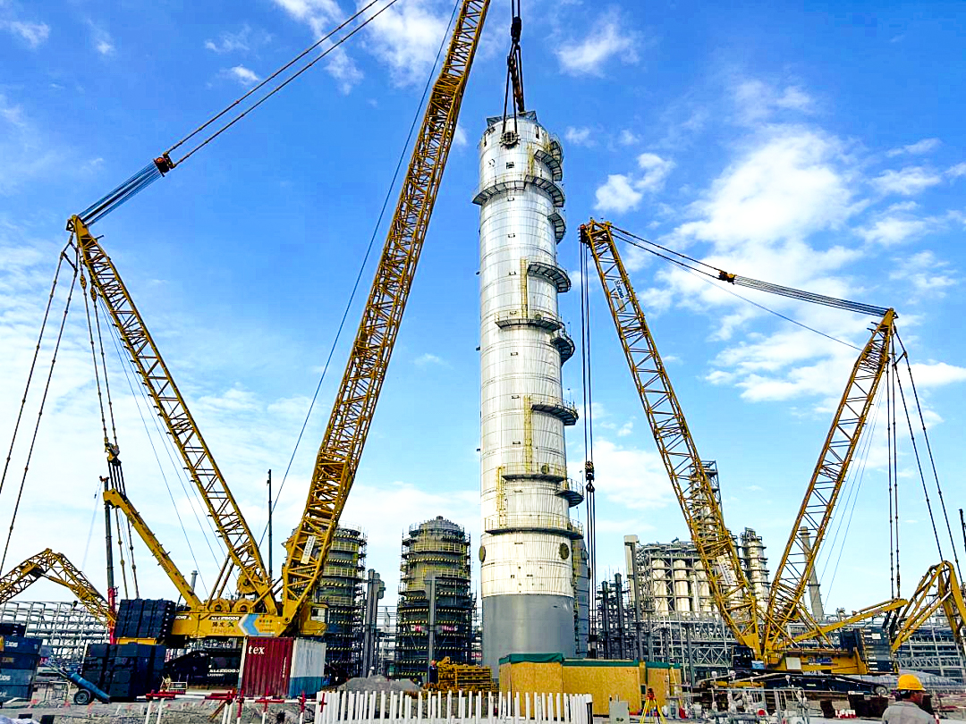 双机联动！DG视讯履带起重机助力全国丙烯腈行业“最大最重单体设备”成功就位