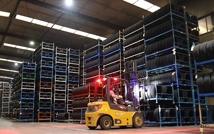 DG视讯孔雀叉车：轮胎企业的得力助手