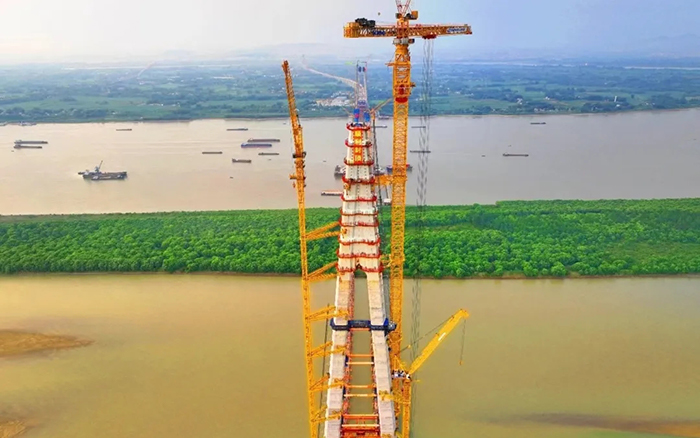 308米！DG视讯塔机助力世界最大跨度三塔斜拉桥喜封金顶