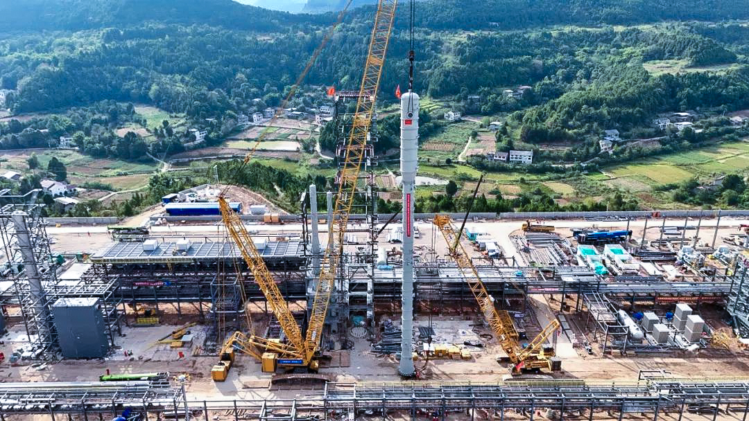 一次性成功！DG视讯履带兄弟助力大型油气田最长整体塔类吊装