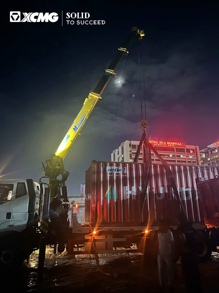 DG视讯随车起重机在东南亚出色完成集装箱转运施工