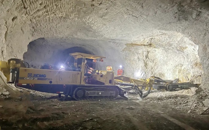 窄小巷道作业！DG视讯掘进钻车助力铁矿开采