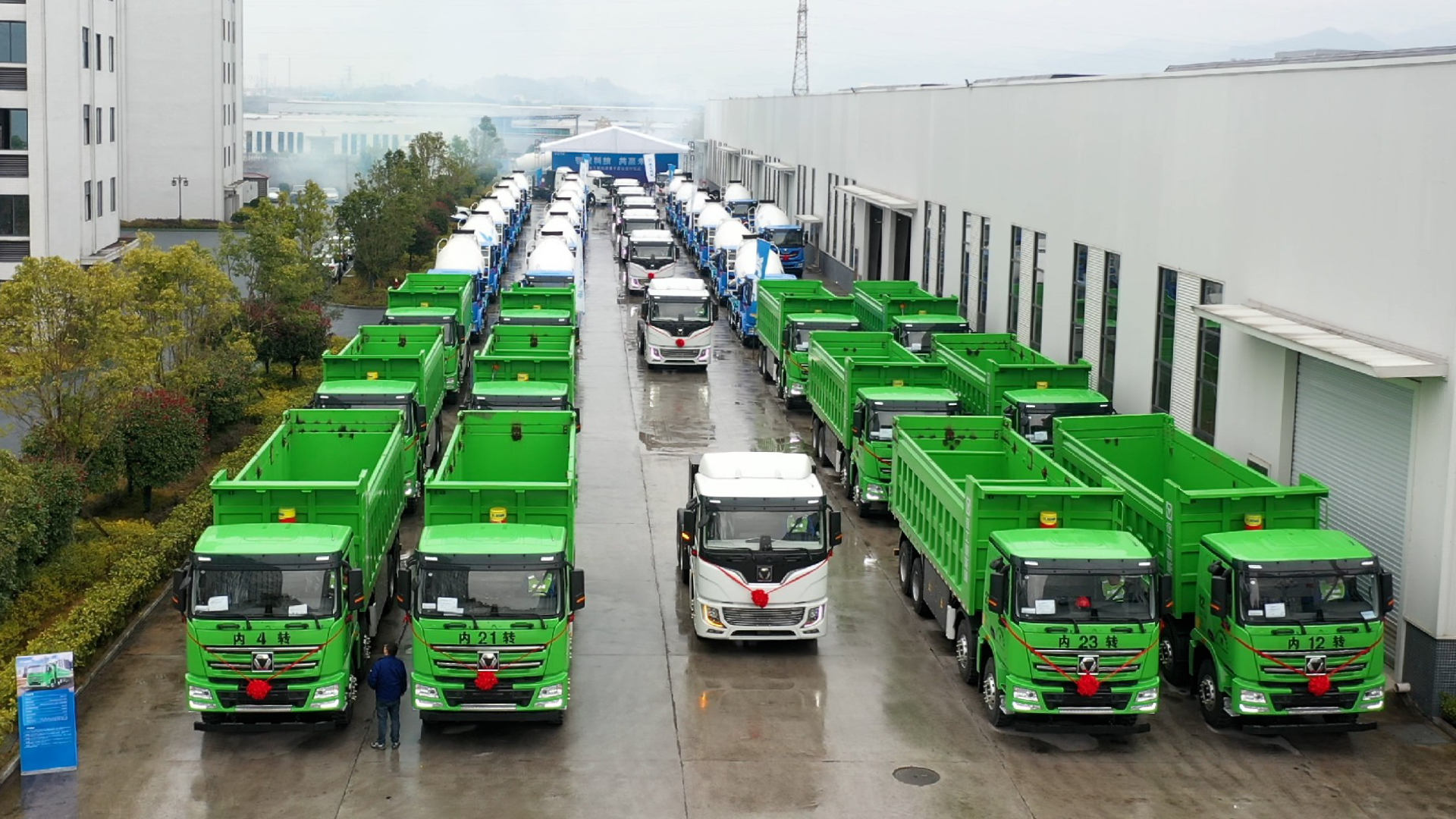  百台DG视讯新能源成套化运输设备交付盛况直击