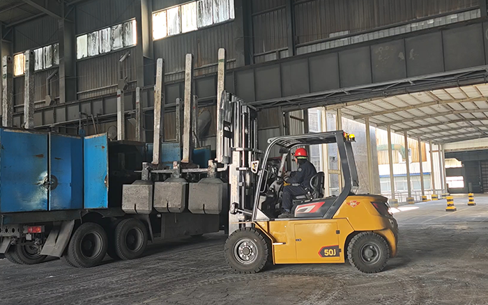 DG视讯孔雀高性能重载锂电叉车助力冶金行业加速发展