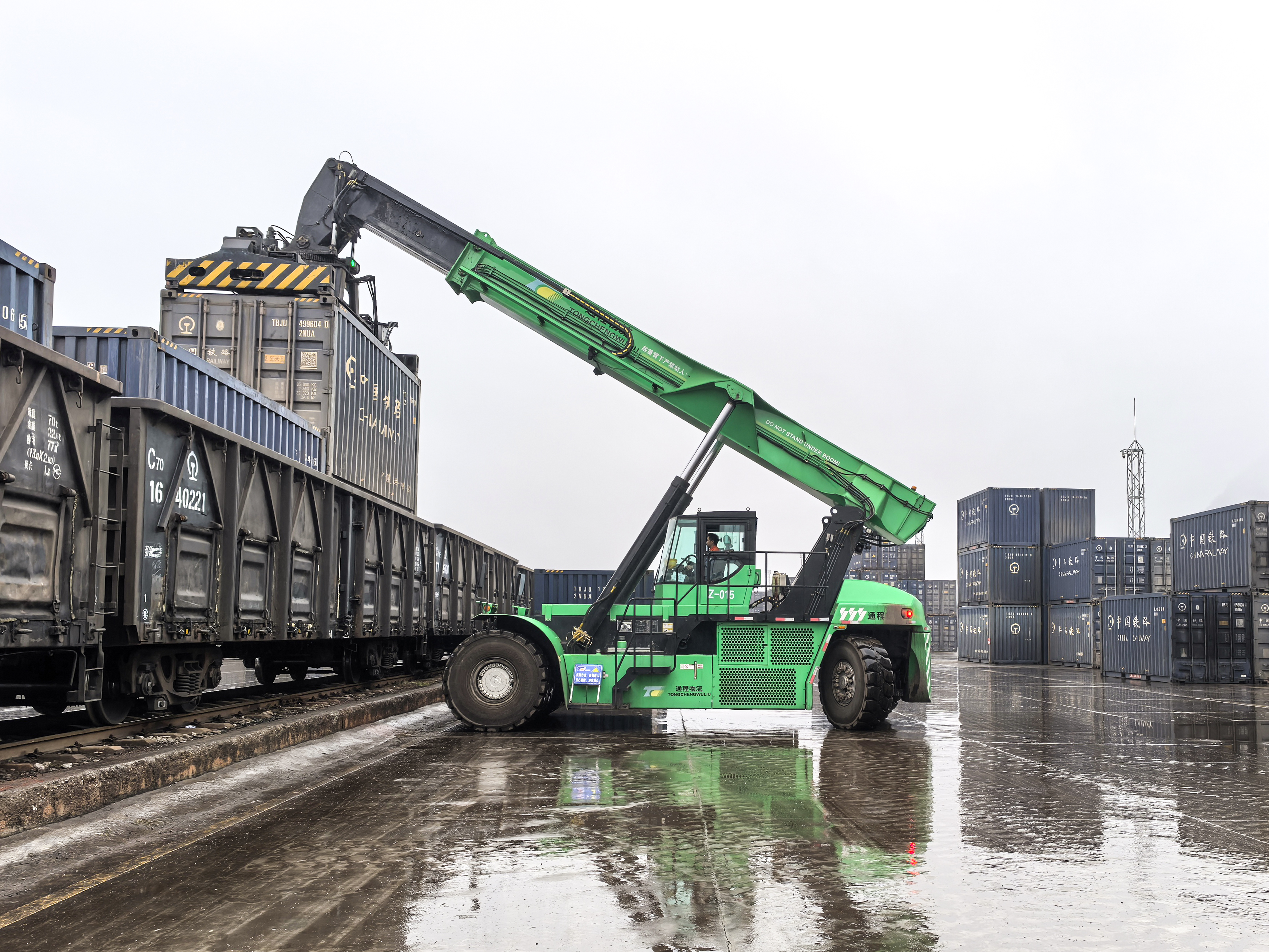 DG视讯纯电动正面吊在华南某铁路货场交出“低碳答卷”