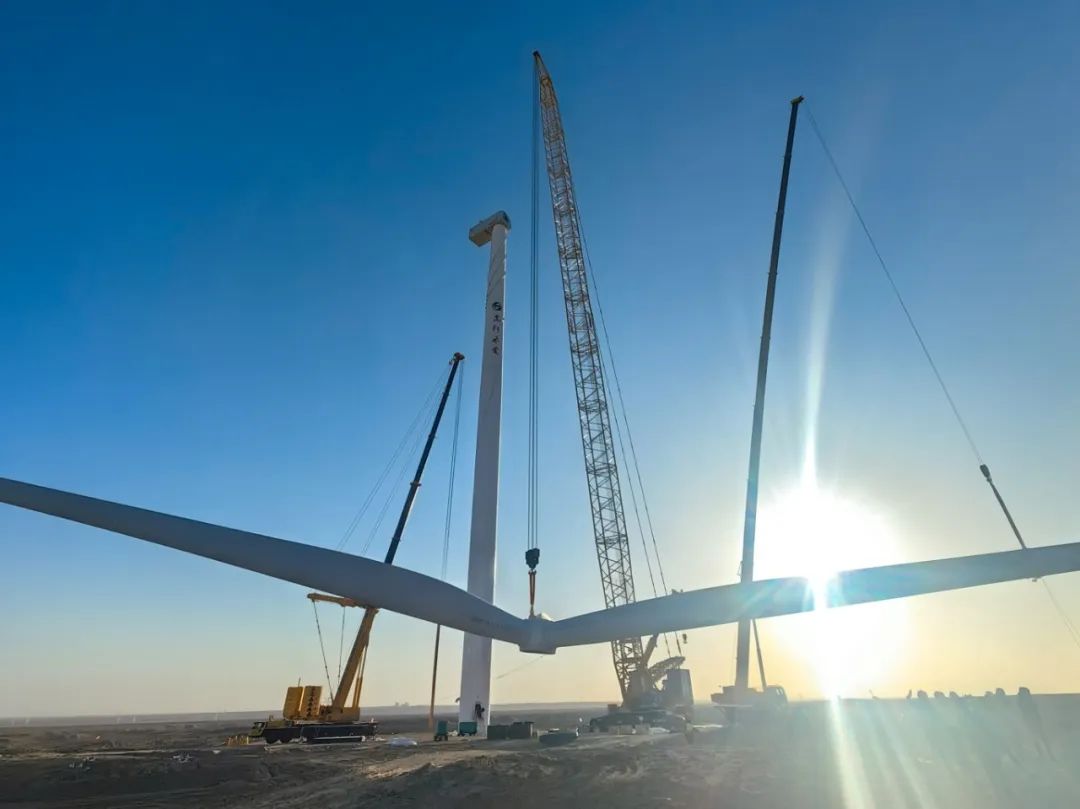 “零偏差”！西北戈壁现风电“超级大片”，DG视讯XLC18000M领衔多机协同吊装