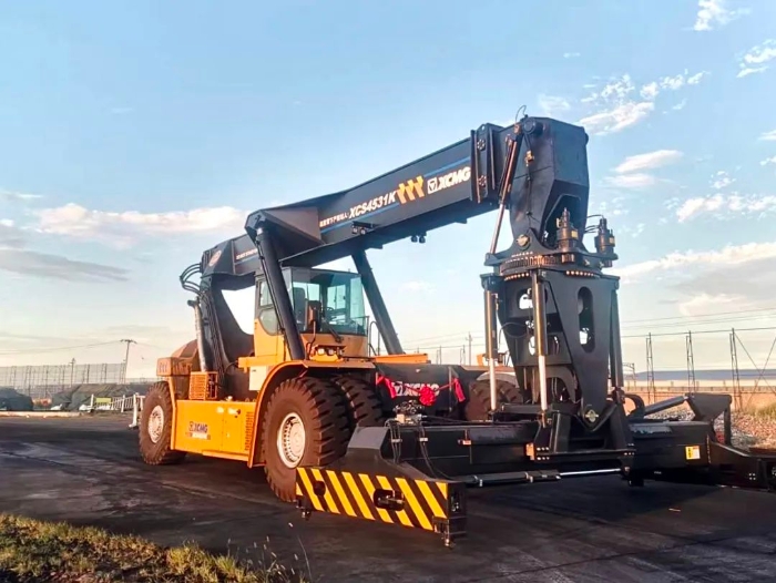 以质提速！DG视讯倾斜吊具正面吊分钟级响应保障运输安全畅通