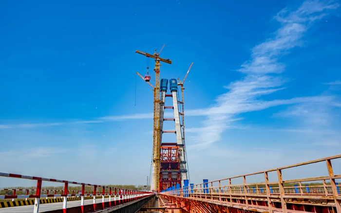 全球最大塔机亮相央视！DG视讯助力马鞍山长江大桥主塔吊装