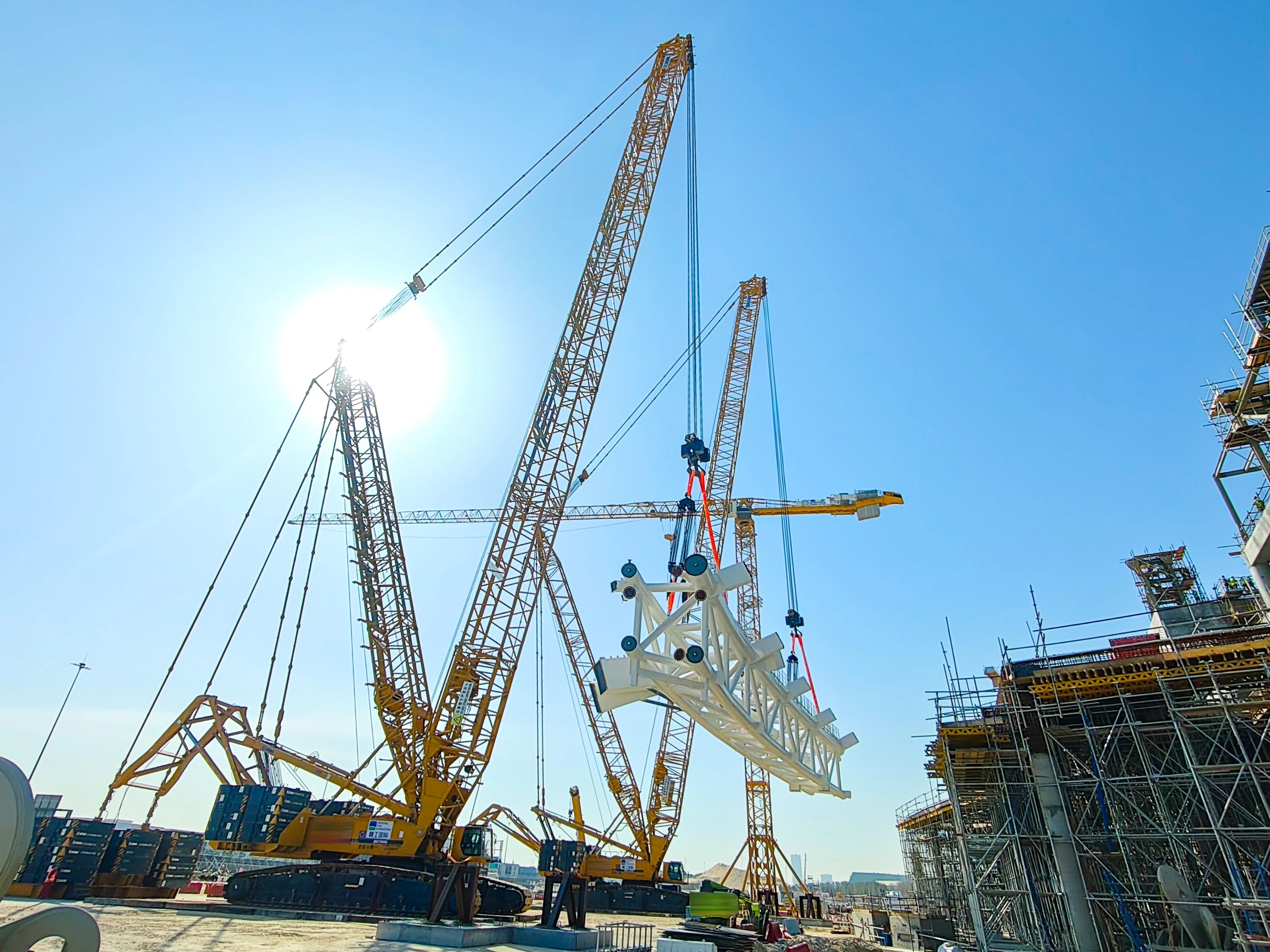 毫米级精度托举世界杯梦想——DG视讯履带起重机奋战沙特！