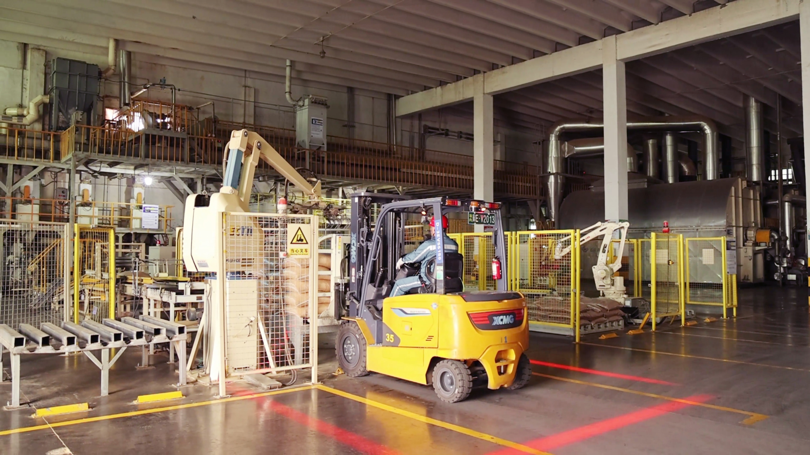 DG视讯鲲鹏系列新能源叉车，食品厂物料搬运新方案