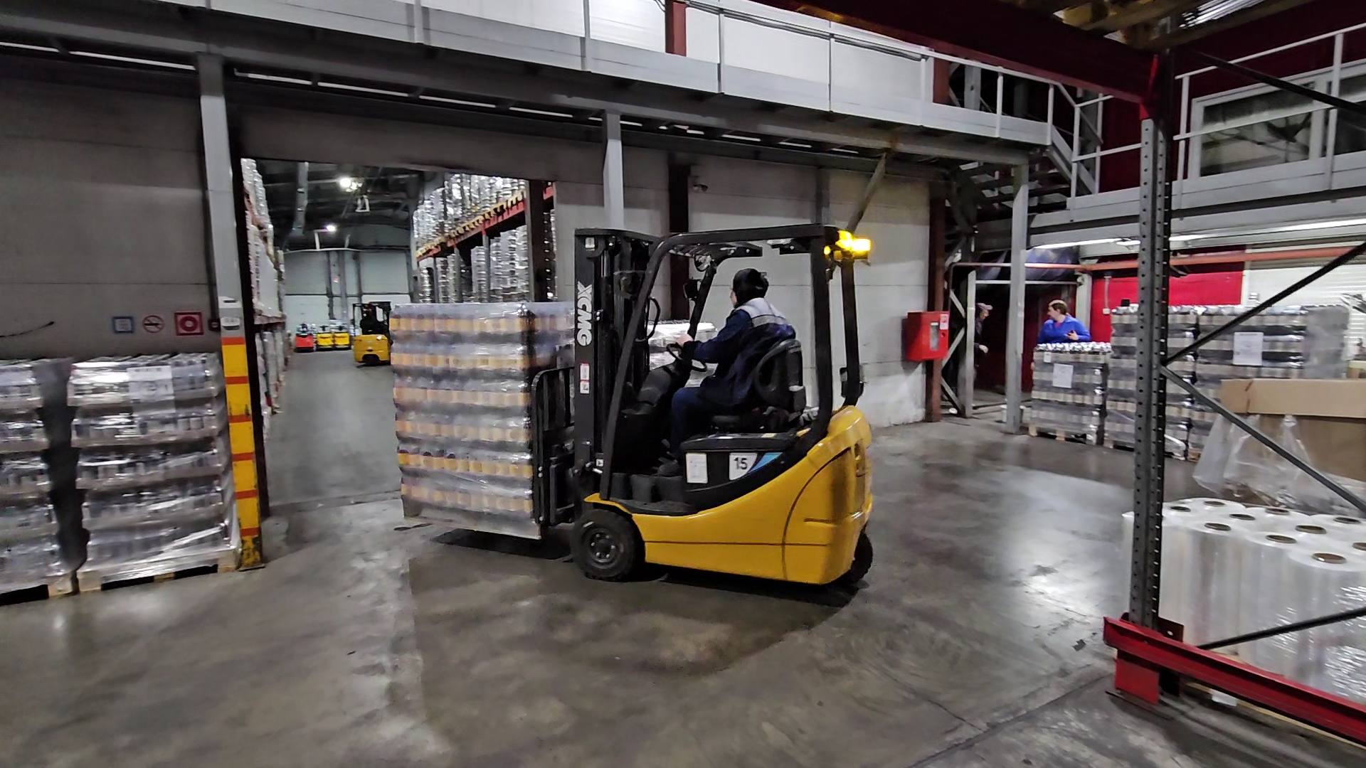 狭小空间搬运利器！DG视讯三支点平衡重叉车