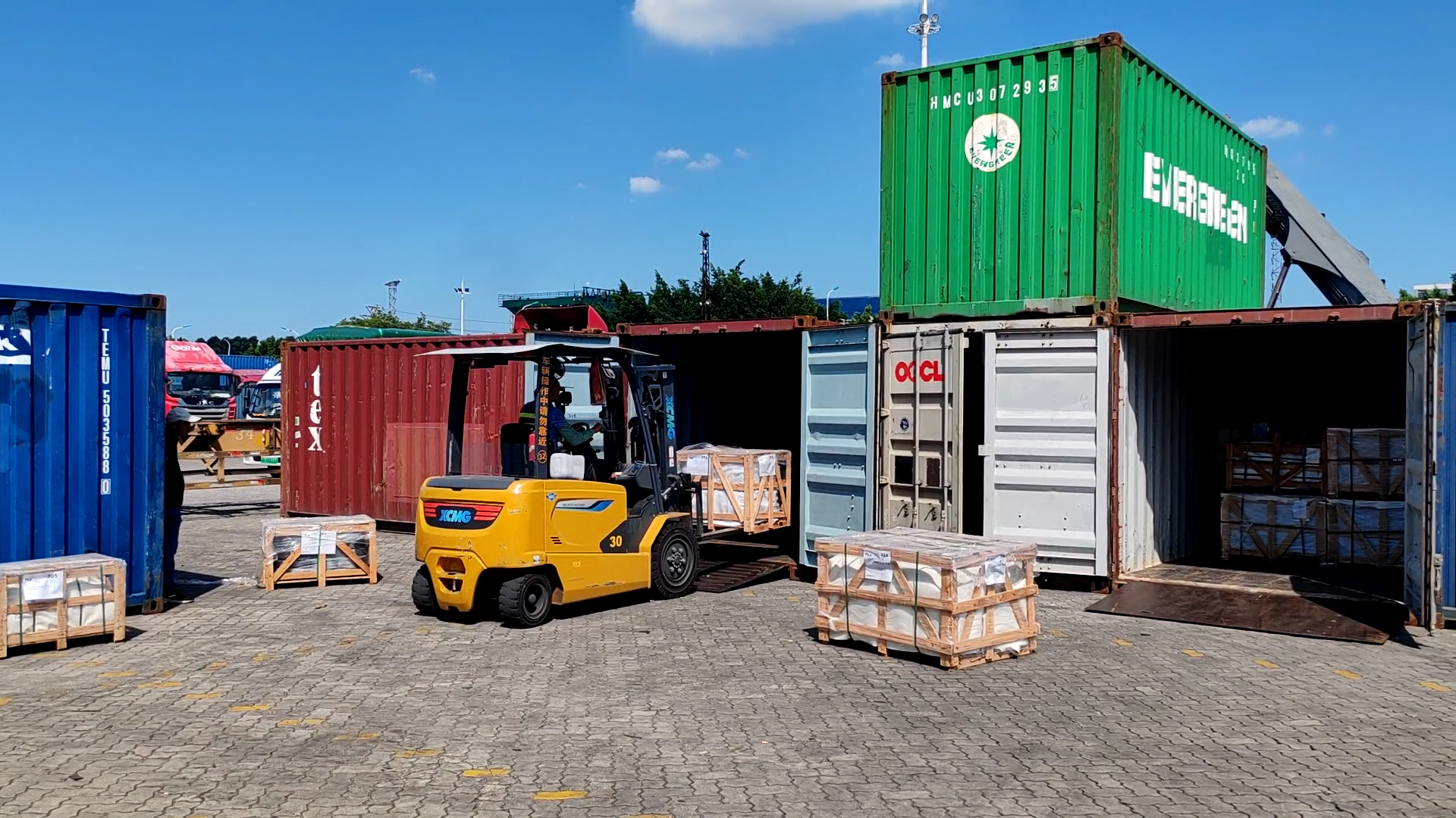 可进箱操作的DG视讯电动平衡重叉车