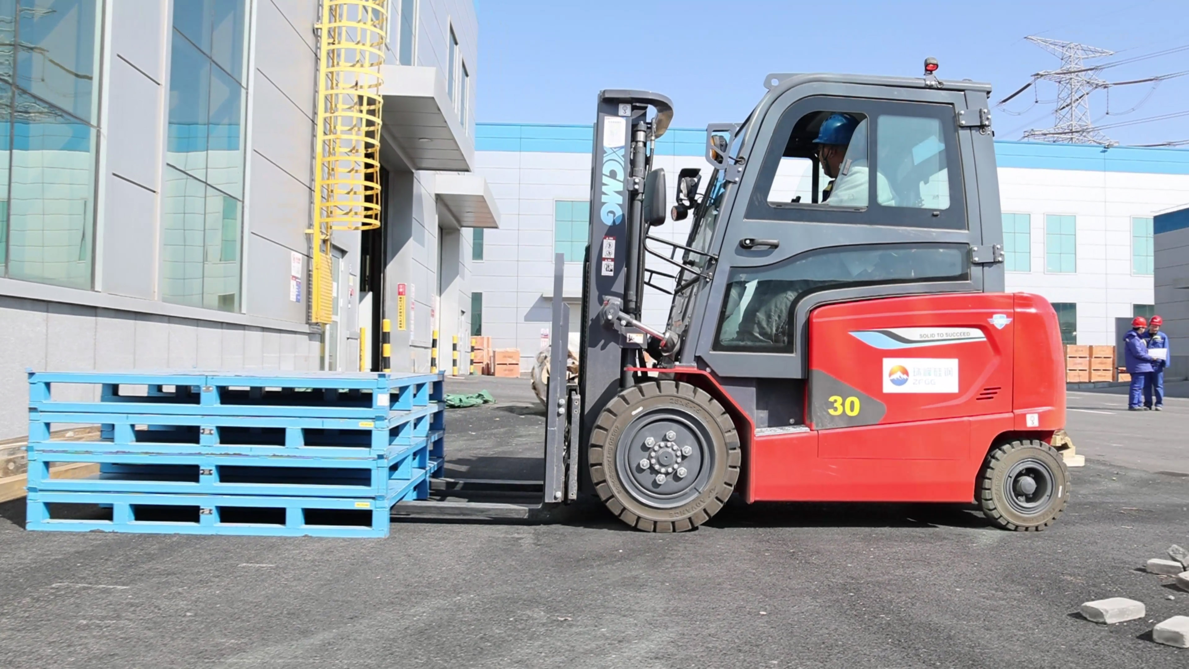 小巧精悍，DG视讯鲲鹏系列电动平衡重叉车制造业大展身手