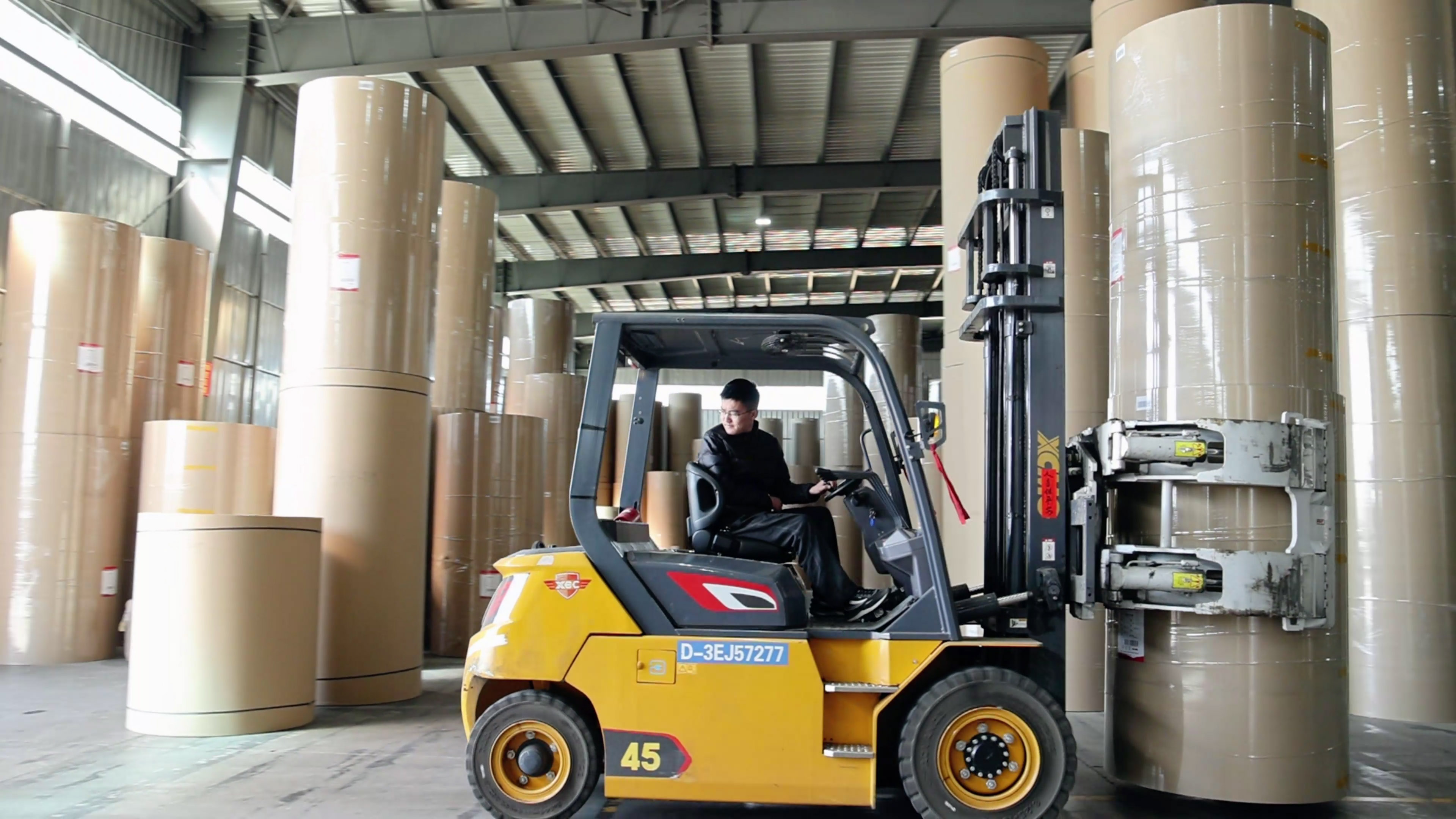 纸卷厂搬运利器，DG视讯孔雀系列高压重载电动叉车