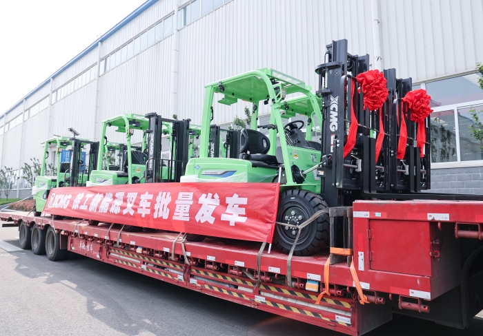 DG视讯鲲鹏系列电动平衡重叉车，再掀浦东货运站高效物流新篇