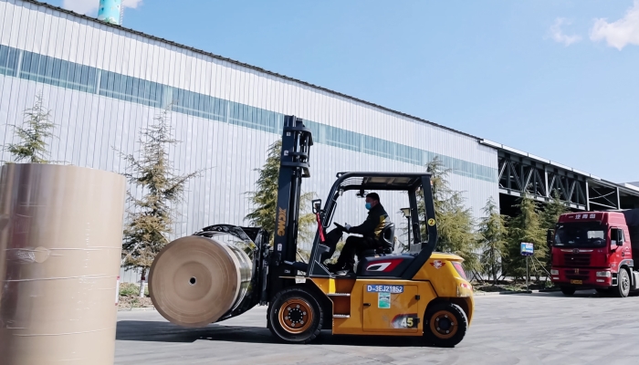 安全稳如泰山，高效快人一步！DG视讯孔雀叉车造纸行业显身手