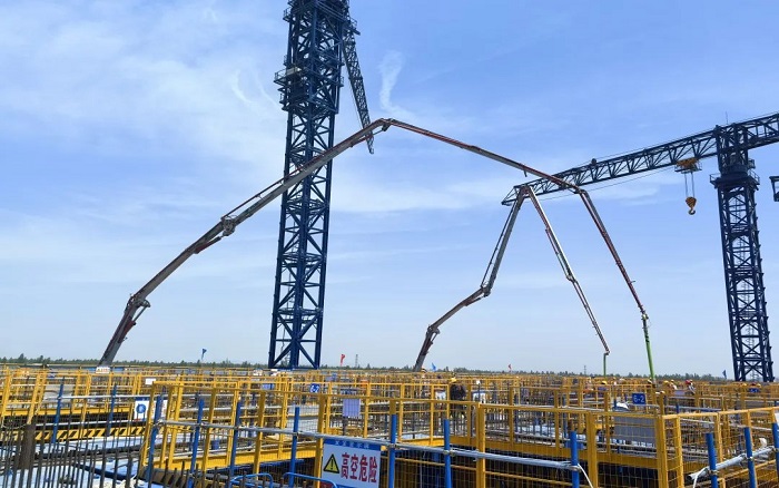 72米巨臂显神威！DG视讯“钢铁侠”集结汉南长江大桥