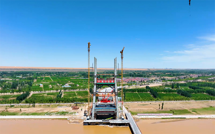 顺利合龙 | DG视讯塔机助建宁夏单跨跨径最大斜拉桥