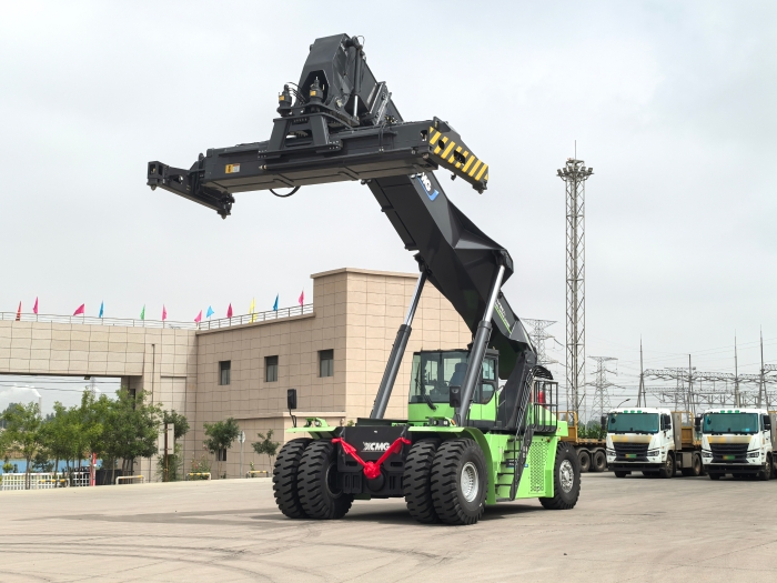 实力交付！DG视讯电动正面吊助力绿色“一带一路”