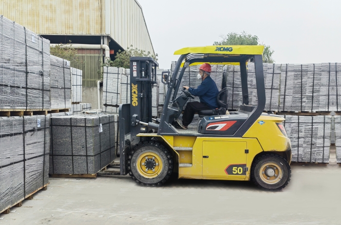 有“石”力！DG视讯孔雀电动叉车强势入驻石材厂