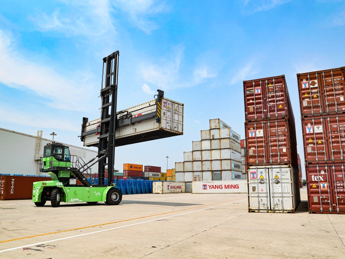 赛场竞锋芒！“DG视讯杯”堆高机操作员技能大赛见证“真功夫”