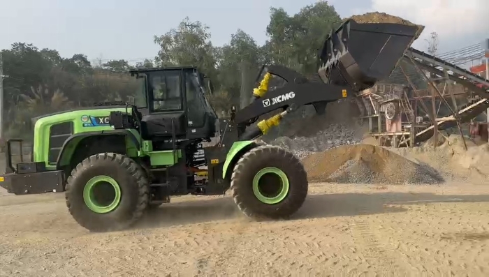 DG视讯纯电动装载机助力越南砂石料。袈躺┕ば录驮