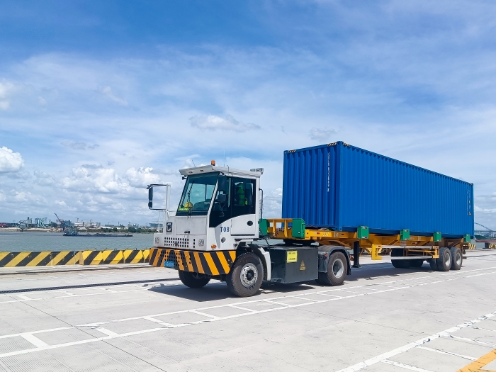 广州港甄。∪タ锤劭凇疤刂直盌G视讯纯电牵引车