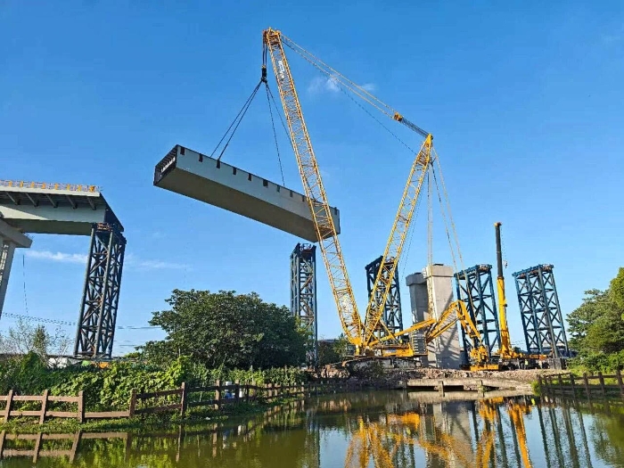 螺蛳壳里做道。緿G视讯XGC11000高架旁上演“极限操作”