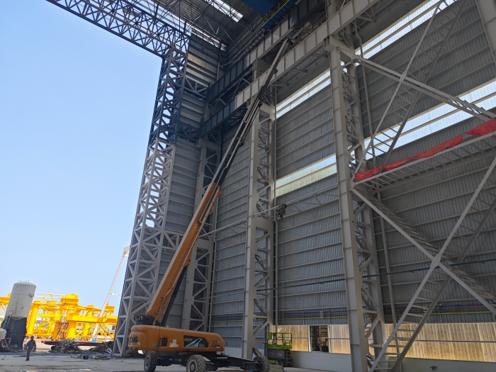 52米“巨臂”显神通！DG视讯纯电动高空作业平台高效攻坚蓝水海洋车间扩建