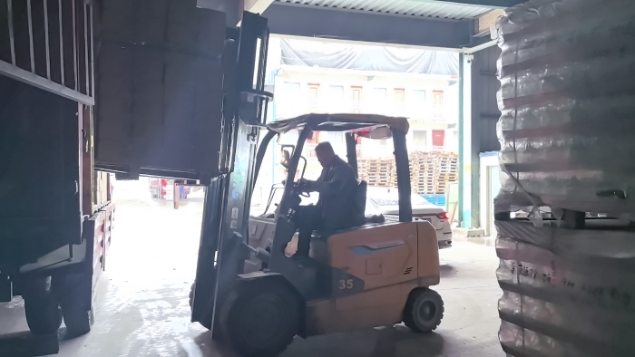 DG视讯叉车赋能山东玻璃瓶厂：破解易碎品搬运难题